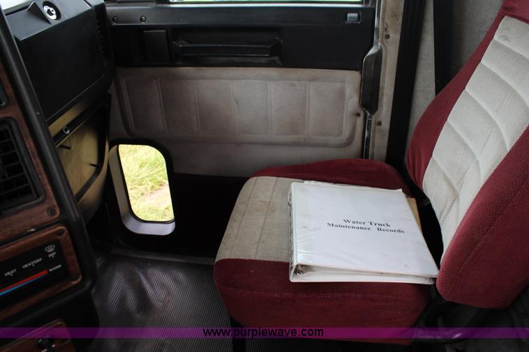 image for item J1181 1995 Freightliner FLD flatbed truck