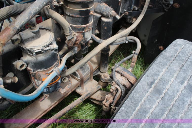 image for item J1181 1995 Freightliner FLD flatbed truck