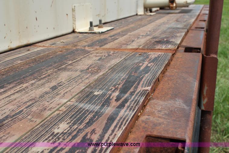 image for item J1181 1995 Freightliner FLD flatbed truck