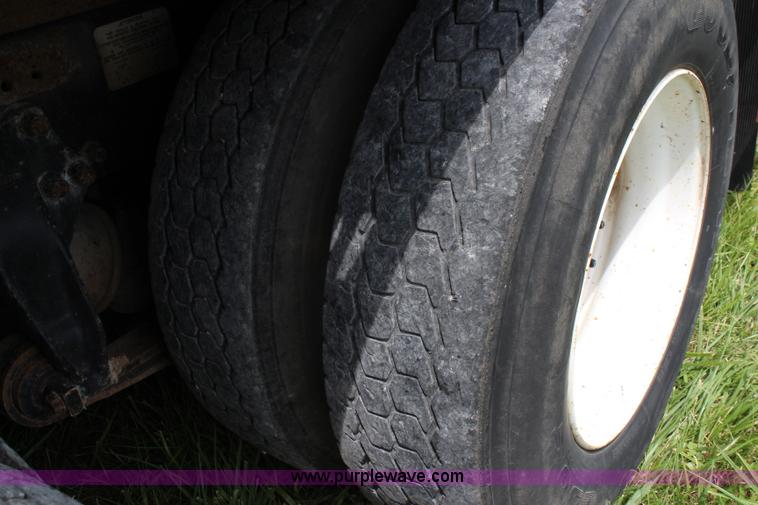 image for item J1181 1995 Freightliner FLD flatbed truck