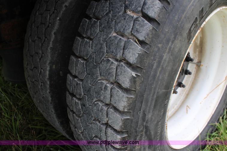 image for item J1181 1995 Freightliner FLD flatbed truck