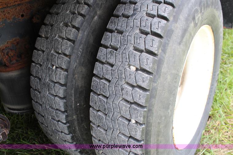 image for item J1181 1995 Freightliner FLD flatbed truck