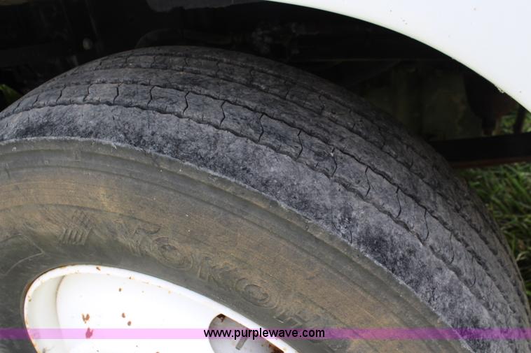 image for item J1181 1995 Freightliner FLD flatbed truck