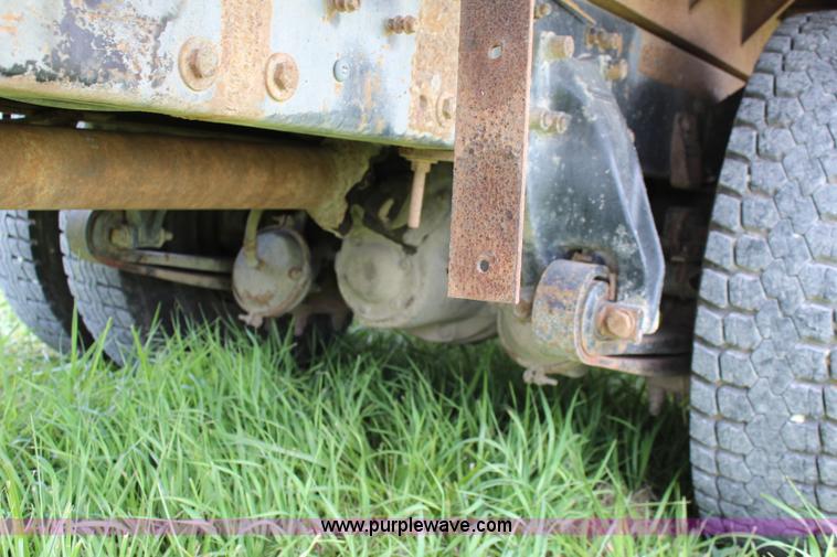 image for item J1181 1995 Freightliner FLD flatbed truck