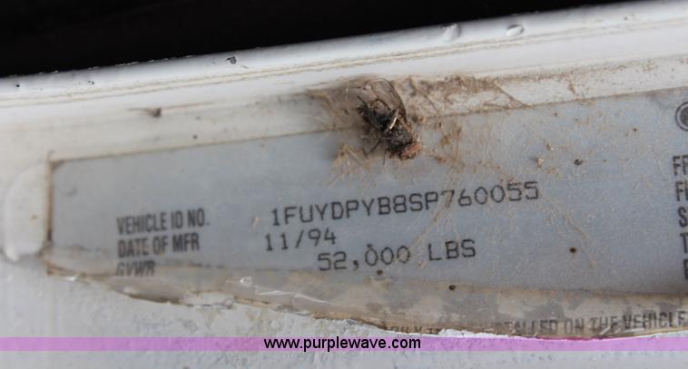 image for item J1181 1995 Freightliner FLD flatbed truck