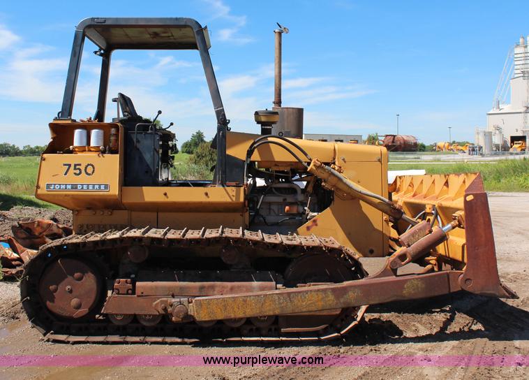 image for item J1200 1997 John Deere 750 dozer
