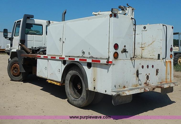 image for item J1203 1986 Ford CF6000 service truck