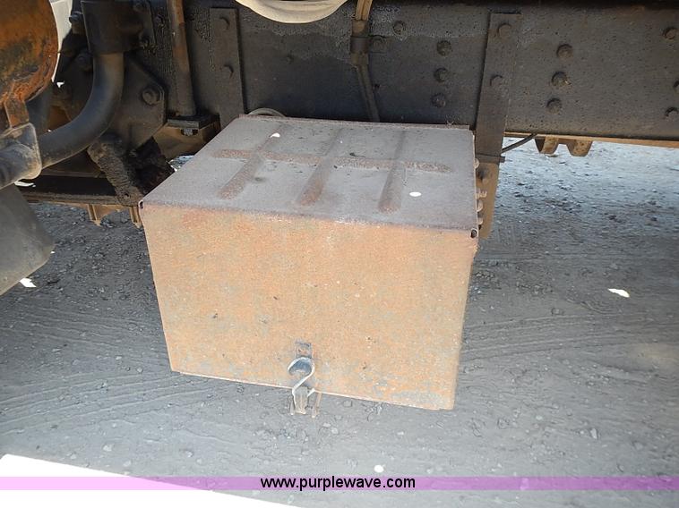 image for item J1203 1986 Ford CF6000 service truck