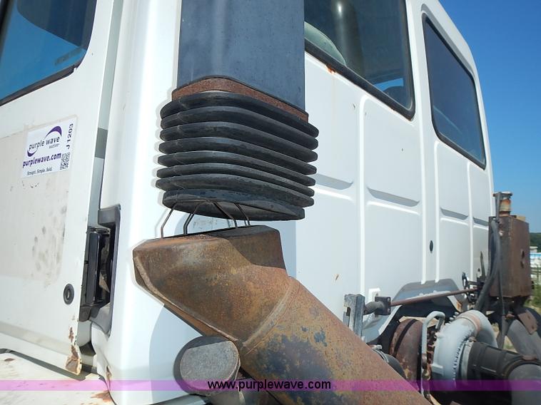 image for item J1203 1986 Ford CF6000 service truck