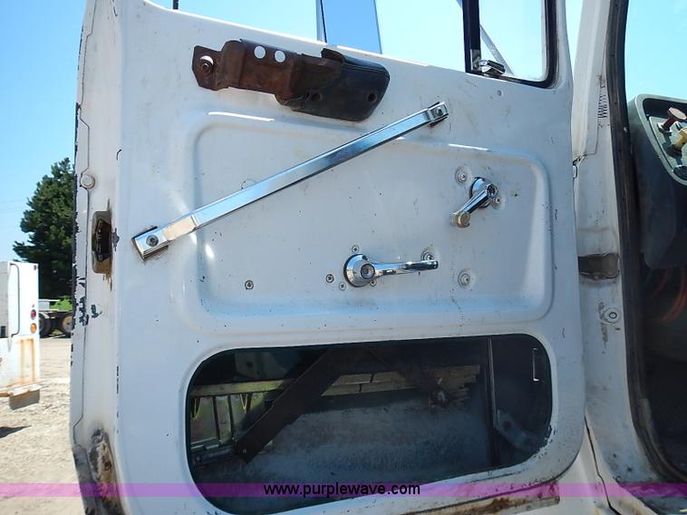 image for item J1205 1987 Ford LN9000 semi truck