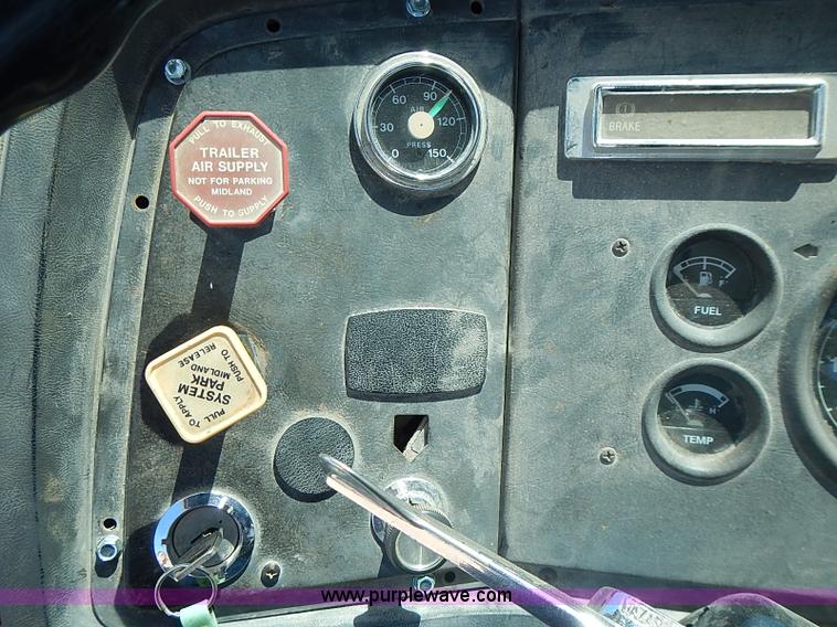 image for item J1205 1987 Ford LN9000 semi truck