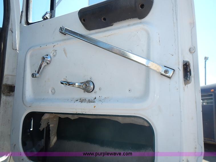 image for item J1205 1987 Ford LN9000 semi truck