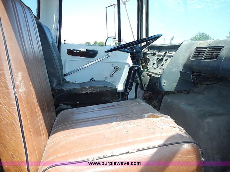 image for item J1205 1987 Ford LN9000 semi truck