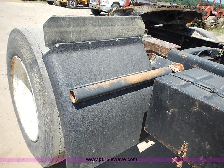 image for item J1205 1987 Ford LN9000 semi truck