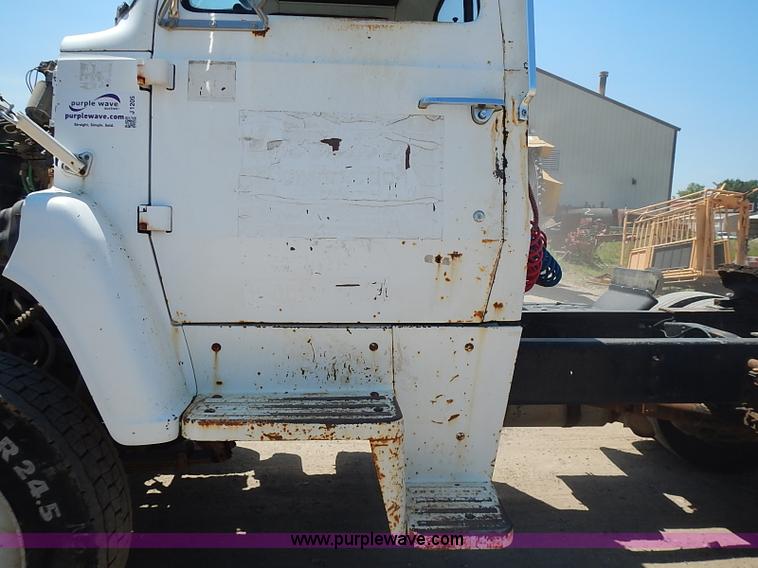 image for item J1205 1987 Ford LN9000 semi truck