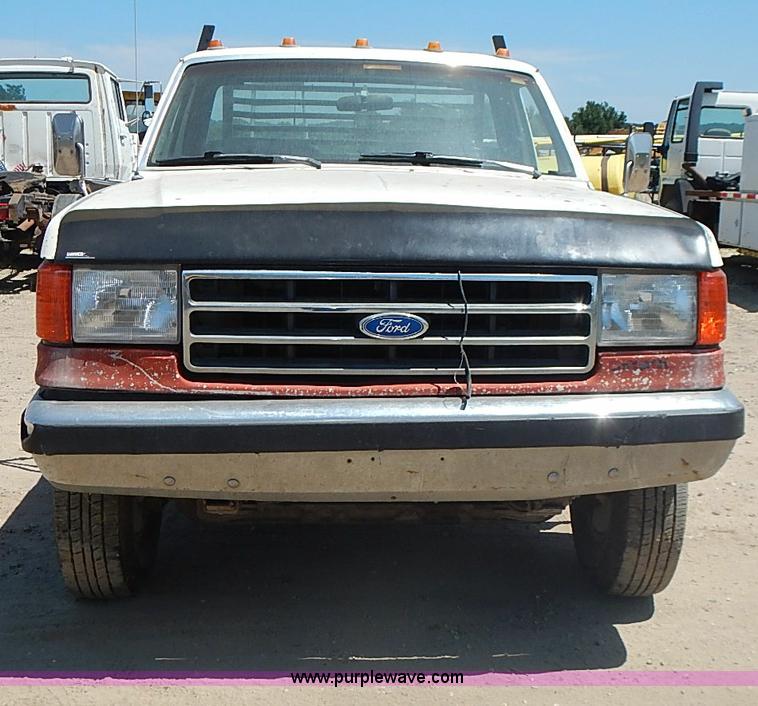 image for item J1206 1991 Ford F450 Super Duty flatbed truck