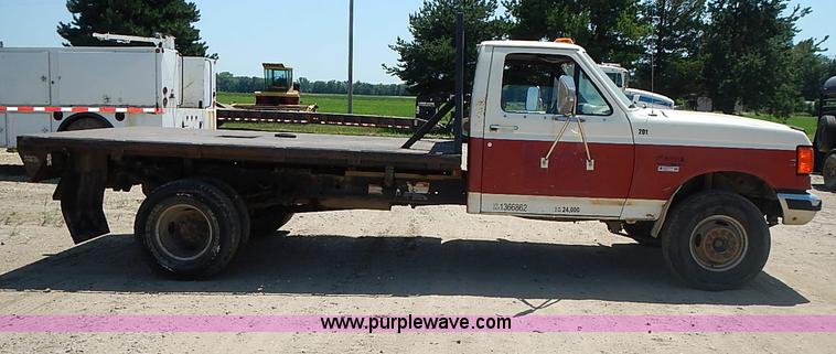 image for item J1206 1991 Ford F450 Super Duty flatbed truck