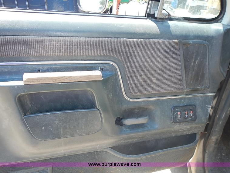 image for item J1206 1991 Ford F450 Super Duty flatbed truck