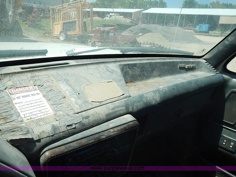 image for item J1206 1991 Ford F450 Super Duty flatbed truck