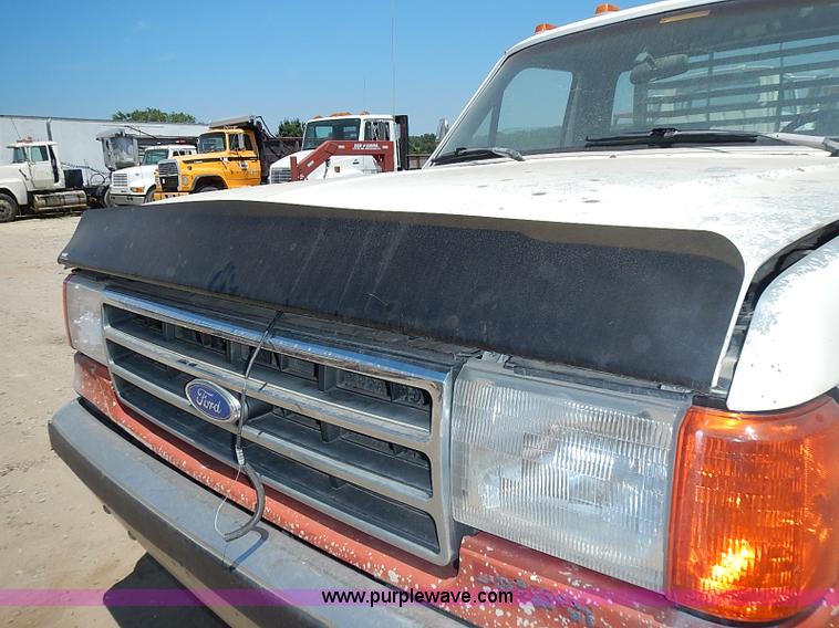 image for item J1206 1991 Ford F450 Super Duty flatbed truck