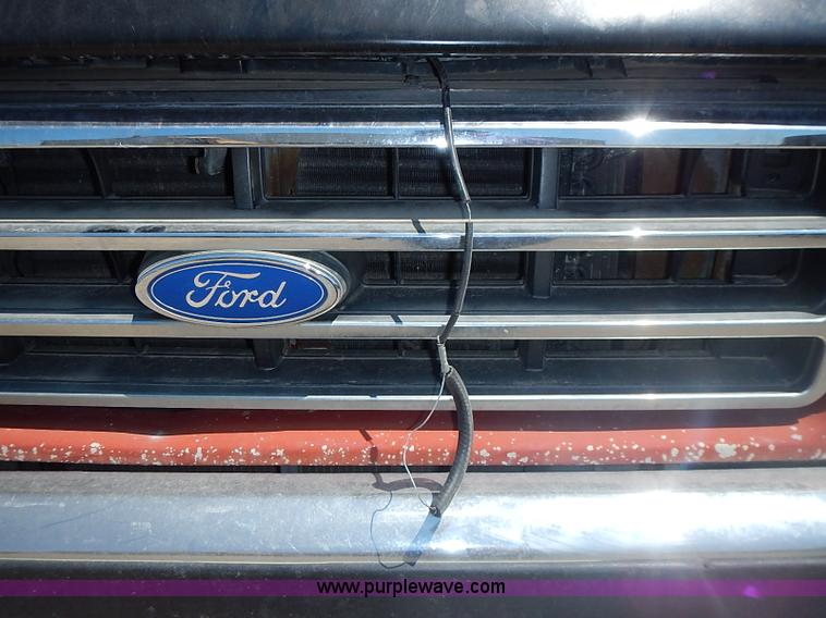 image for item J1206 1991 Ford F450 Super Duty flatbed truck