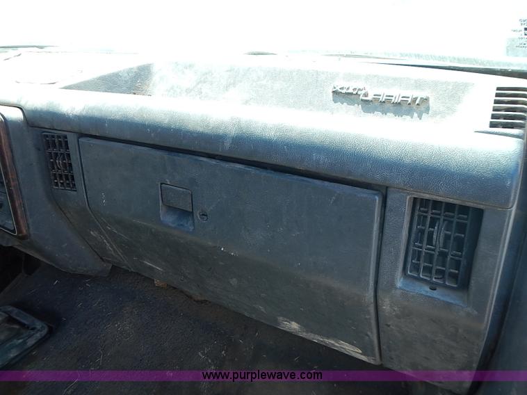 image for item J1206 1991 Ford F450 Super Duty flatbed truck