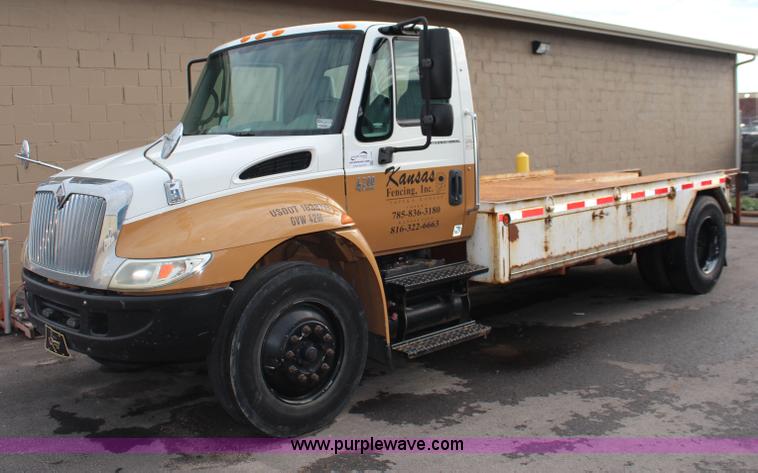 image for item J1226 2005 International 4200 flatbed truck