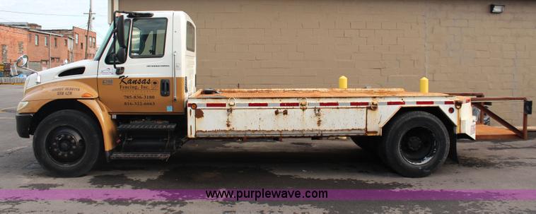 image for item J1226 2005 International 4200 flatbed truck