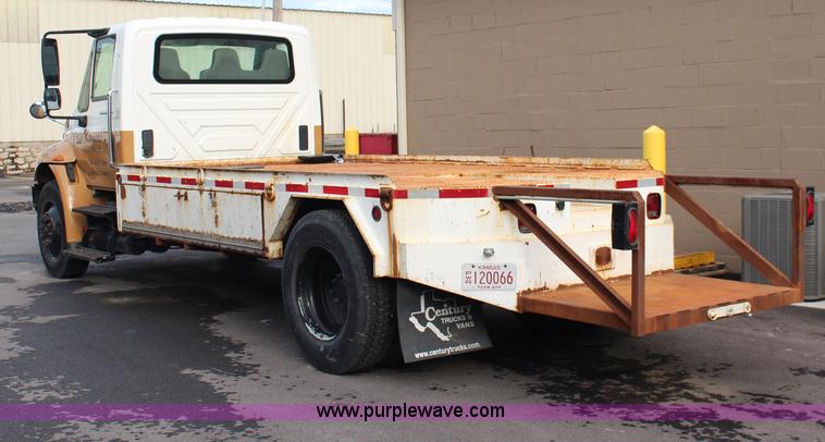 image for item J1226 2005 International 4200 flatbed truck