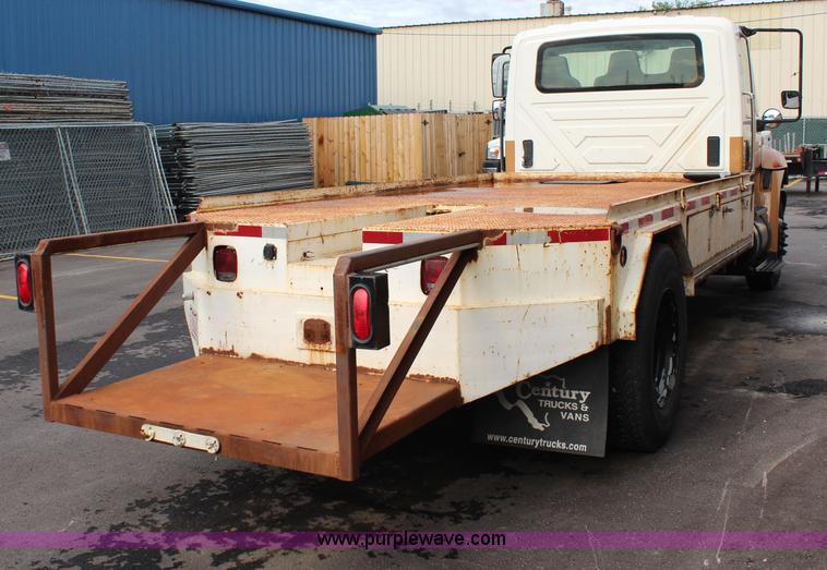 image for item J1226 2005 International 4200 flatbed truck