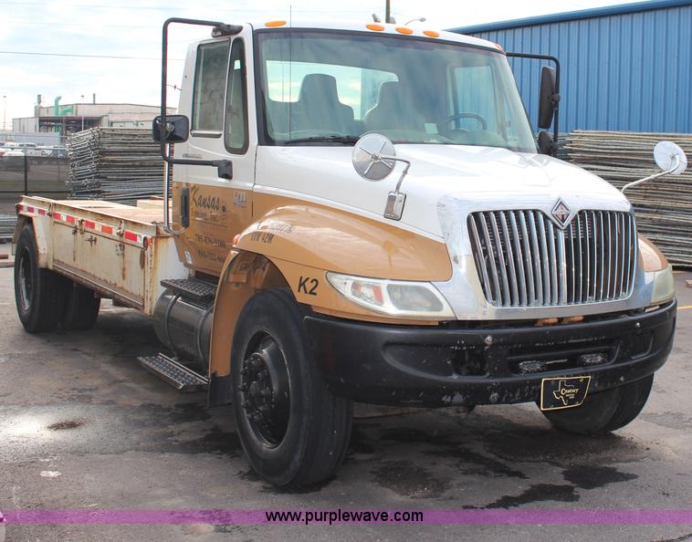image for item J1226 2005 International 4200 flatbed truck