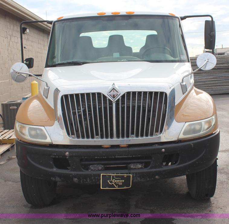 image for item J1226 2005 International 4200 flatbed truck