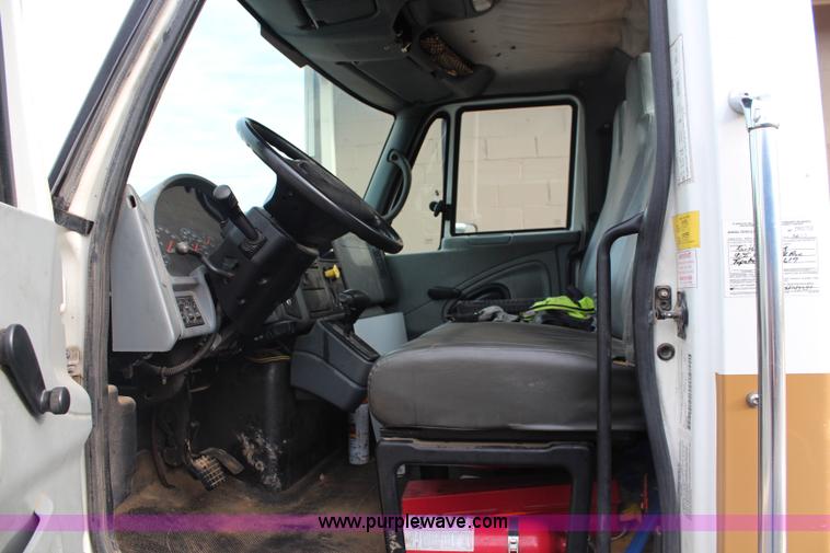 image for item J1226 2005 International 4200 flatbed truck