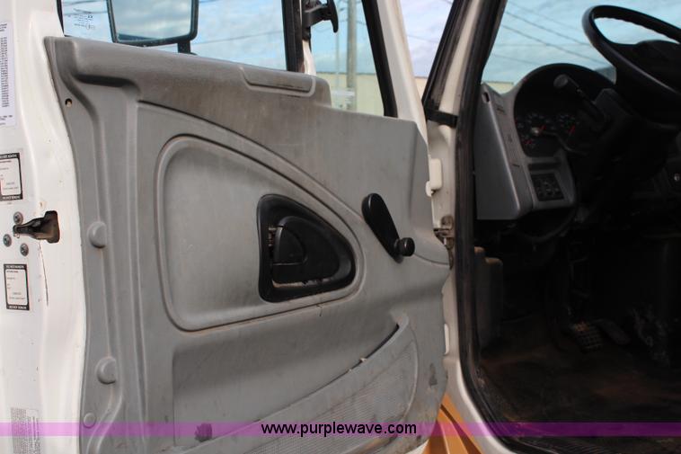 image for item J1226 2005 International 4200 flatbed truck