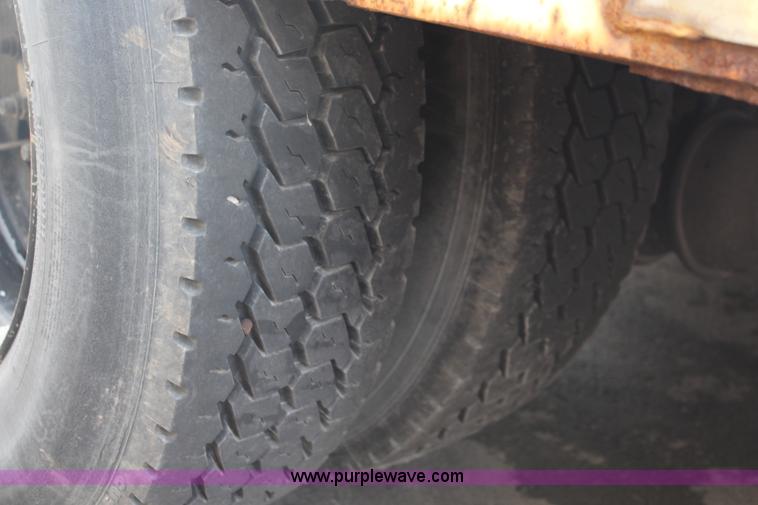 image for item J1226 2005 International 4200 flatbed truck