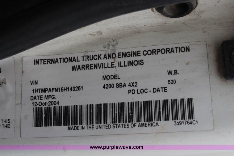 image for item J1226 2005 International 4200 flatbed truck