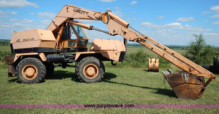 image for item J2107 1985 Drott 40BYR Cruz-air rubber tire excavator
