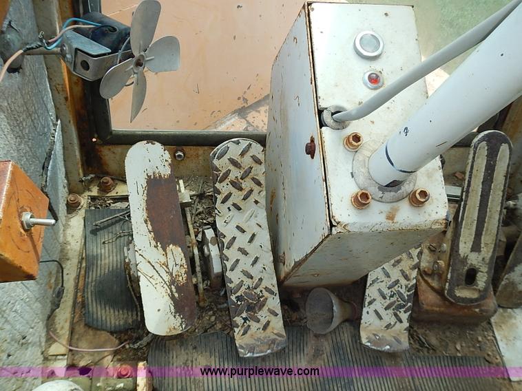 image for item J2107 1985 Drott 40BYR Cruz-air rubber tire excavator