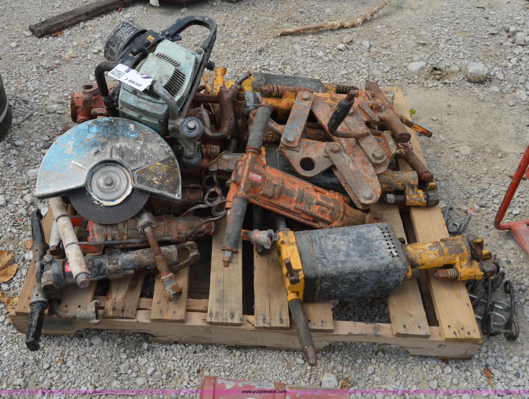 Assorted tools in Kansas City, MO Item I4632 sold Purple Wave