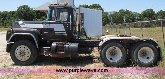 image for item AC9364 1984 Mack R686ST semi truck