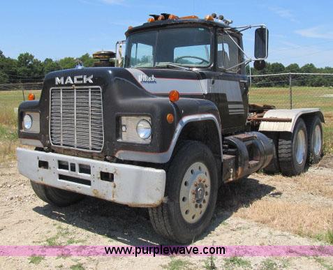 image for item AC9364 1984 Mack R686ST semi truck