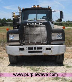 image for item AC9364 1984 Mack R686ST semi truck