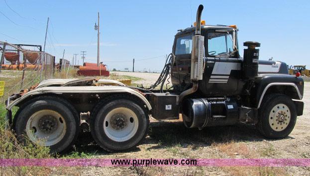 image for item AC9364 1984 Mack R686ST semi truck