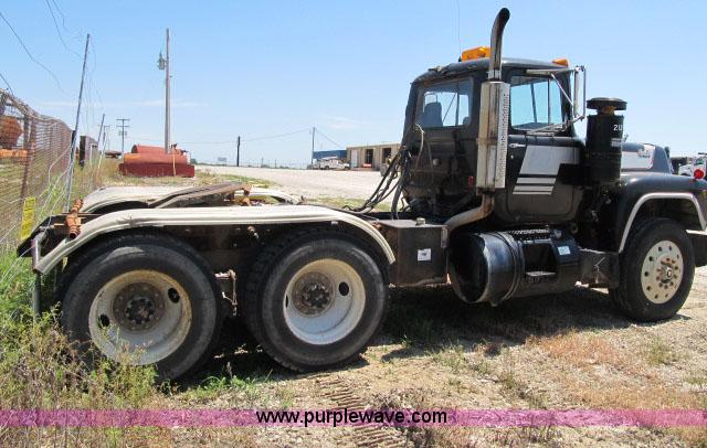 image for item AC9364 1984 Mack R686ST semi truck