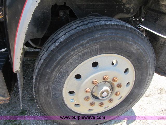 image for item AC9364 1984 Mack R686ST semi truck