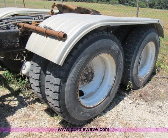 image for item AC9364 1984 Mack R686ST semi truck