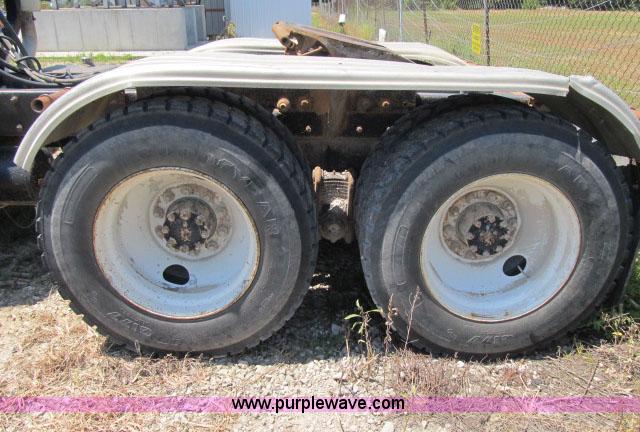 image for item AC9364 1984 Mack R686ST semi truck