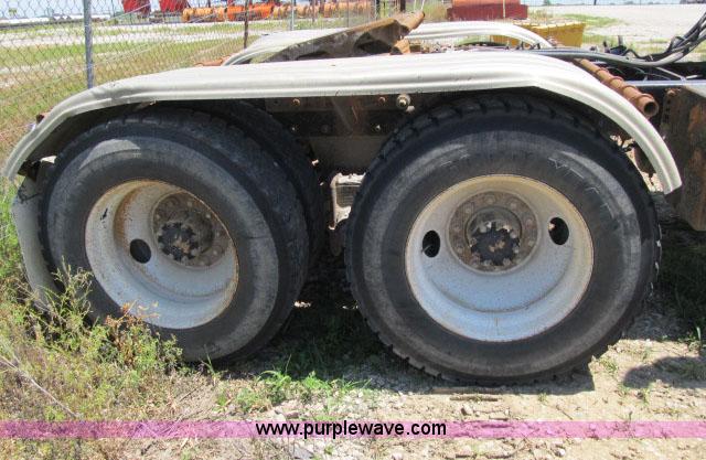 image for item AC9364 1984 Mack R686ST semi truck