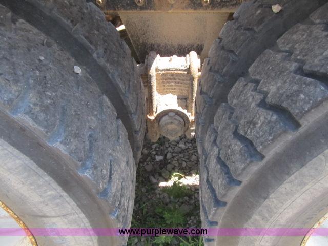 image for item AC9364 1984 Mack R686ST semi truck