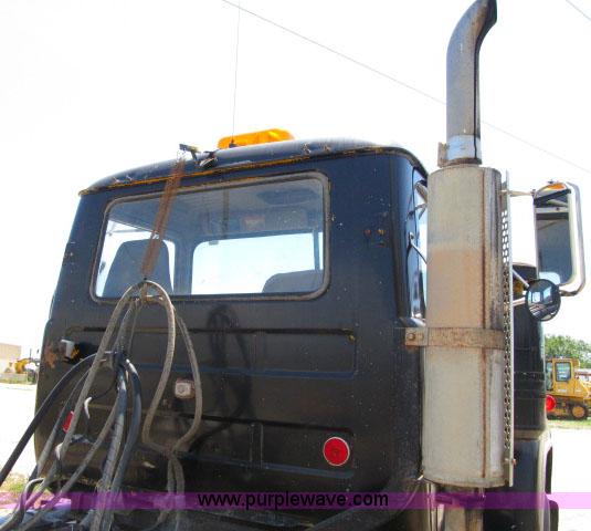 image for item AC9364 1984 Mack R686ST semi truck